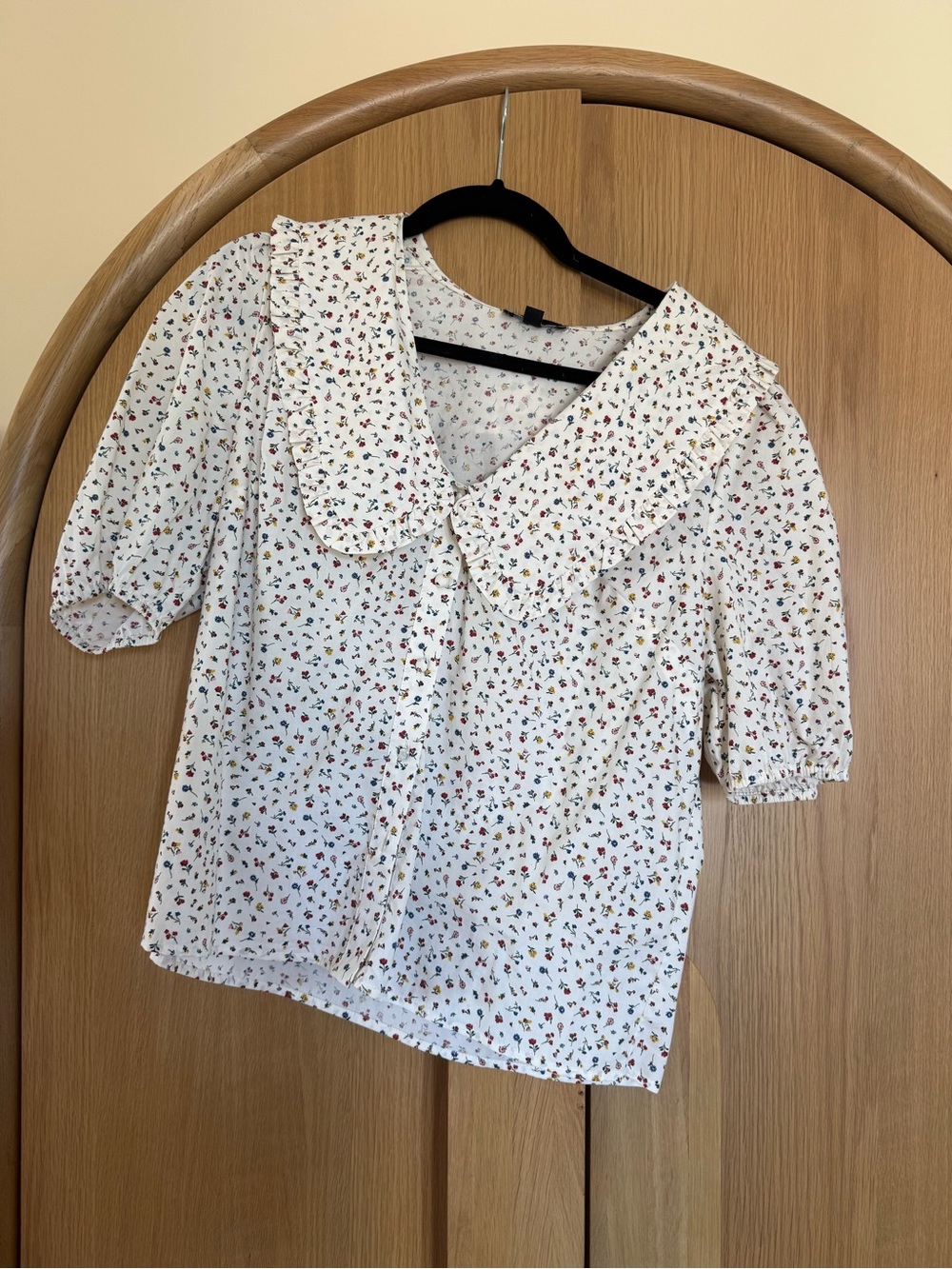 White Floral Puff-Sleeve Blouse with Ruffled Peter Pan Collar